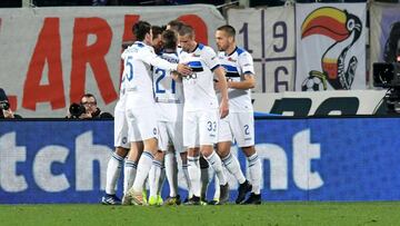 Jugadores de Atalanta celebran el gol de Alejandro Gómez.