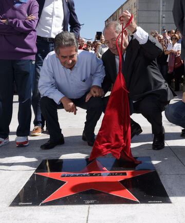 En 2016 en un acto homenaje en su tierra, Gento descubrió una estrella con su nombre en la calle de Tetuán de Santander.