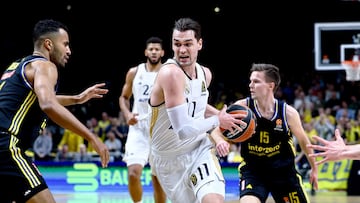 Mario Hezonja, alero del Real Madrid, ataca la defensa de Johannes Thiemann, del Alba Berlín.