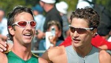 <b>LOS MEJORES.</b> Iván Raña, subcampeón del mundo, felicita al nuevo campeón, el australianoPeter Robertson.