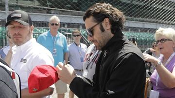 Franchitti firma una gorra en Indy 500.