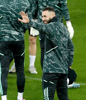 Benzema, en un momento del entrenamiento en Anfield.