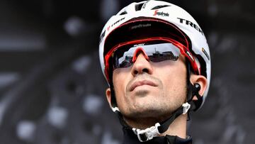 Spain&#039;s Alberto Contador attends the signature ceremony prior to the start of the 148,5km first stage of the 75th edition of the Paris-Nice cycling race, in and around Bois d&#039;Arcy, near Paris on March 5, 2017. / AFP PHOTO / Philippe LOPEZ