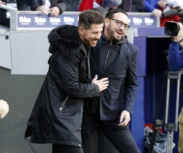 El entrenador del Atlético de Madrid, Simeone y el entrenador del Getafe, Bordalás, se saludan antes del comienzo del encuentro. 