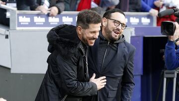 El entrenador del Atlético de Madrid, Simeone y el entrenador del Getafe, Bordalás, se saludan antes del comienzo del encuentro.