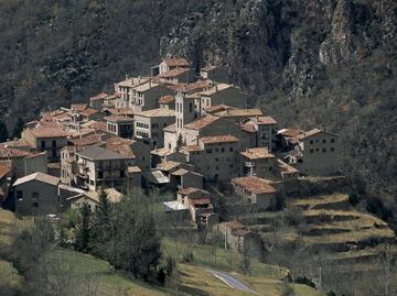 Castellar de n'Hug no puede negar su vinculación con el Parque Natural del Cadí-Moixeró. Los prados de alta montaña y los bosques albergan con celo la vida de rebecos y ciervos, zorros, garduñas, jabalíes, tejones y rapaces en pleno vuelo. El respeto que el pueblo ha demostrado a lo largo de su historia por la arquitectura popular, con piedra, madera y tejas, ha generado uno de los pueblos más bellos de Cataluña; pasear por sus calles es todo un descubrimiento. 