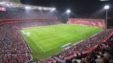 San Mamés tiene aspecto de campo inglés, con la afición muy cercana al terreno de juego.