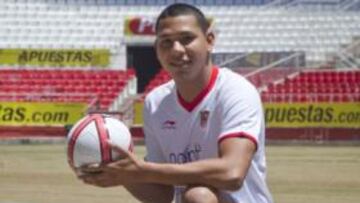 <b>PRIMER POSADO. </b>Maduro se vistió de corto para saludar a los aficionados que acudieron a su presentación en el Sánchez Pizjuán.