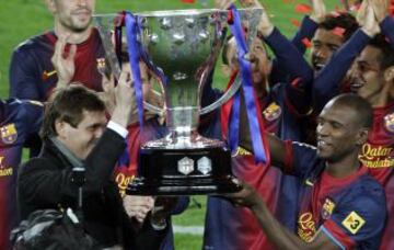 Tito y Abidal con la copa de la liga 2013.