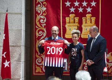 El presidente en funciones de la Comunidad de Madrid Pedro Rollán recibe la camiseta rojiblanca con su nombre y el año 2019.
 