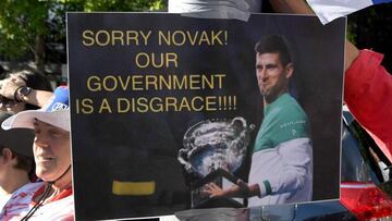 Cartel de Novak Djokovic en plena manifestaci&oacute;n de sus seguidores.