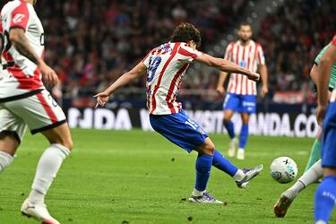 3-2. Julián Álvarez avanza, se acomoda el balón y desde fuera del área, saca un misil con la pierna izquierda para superar a Augusto Batalla.