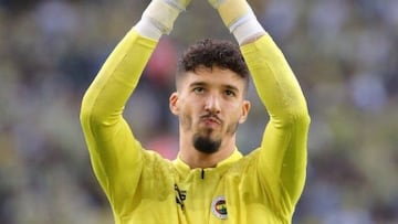 Altay Bayindir viaja a Inglaterra para unirse al Manchester United