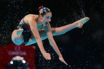 Una nadadora de Nueva Zelanda durante el ejercicio de combinado libre de natación sincronizada.