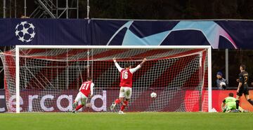 Bueno, bueno, qué forma de responder el Braga. Casi de forma inmediata. los portugueses se levantan con el gol del 1-2.  Banza encontró a Djaló completamente solo dentro del área madridista, que definió con un disparo duro al primer palo, superando a Kepa.