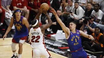 Miami (United States), 08/06/2023.- Miami Heat forward Jimmy Butler (C) shoots over Denver Nuggets forward Michael Porter Jr. (R) during the first half of game three of the NBA Finals between the Denver Nuggets and Miami Heat, in Miami, Florida, USA, 07 June 2023. (Baloncesto, Estados Unidos) EFE/EPA/RHONA WISE SHUTTERSTOCK OUT