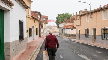 Una vecino de la mitad par de la calle Murcia, a 28 de mayo de 2023, en Pozo Cañada, Albacete, Castilla-La Mancha (España). Hoy, 28M, se celebran elecciones municipales en un total de 8.131 ayuntamientos y elecciones autonómicas en 12 comunidades autónomas y en las ciudades autónomas de Ceuta y Melilla. En la calle Murcia de Pozo Cañada (Albacete), los vecinos de una acera votan al alcalde de este municipio, y los de la otra, al de Chinchilla de Montearagón. Esta calle divide las dos localidades, una de las aceras pertenece a Pozo Cañada, pero en la de enfrente se puede observar el letrero de Pozobueno, una pedanía que forma parte de Chinchilla de Montearagón. Esta situación se produce desde el siglo XVIII, en el año 1745, como consecuencia del aumento que registró el término municipal de Albacete. Desde entonces, esta situación se ha venido repitiendo en cada cita electoral y esto ha vuelto a ocurrir de cara a las elecciones autonómicas y municipales.
28 MAYO 2023;ELECCIONES;VOTO;RURAL;28M;28-M;CAMPO;PUEBLO;DESPOBLACIÓN
Víctor Fernández / Europa Press
28/05/2023