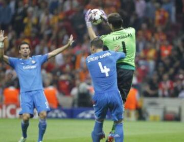 Momento en el que Iker Casillas se lesiona.