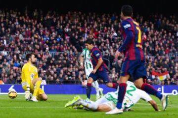 Gol 2-0 de Luis Suárez jugador del Barcelona al Córdoba durante el  partido correspondiente a la decimosexta jornada de Liga que disputan en el estadio Camp Nou de Barcelona.