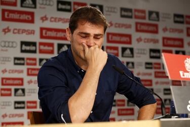 Otra marcha dolorosa, con dos adioses, fue la de Iker, en el verano de 2015 y tras varios años de agónicas presiones por parte de la afición, de Mourinho… El meta dio una rueda de prensa en solitario para anunciar su marcha al Oporto, pero al día siguiente, viendo las críticas recibidas (Florentino explicó que había sido el propio Iker quien había querido esa puesta en escena y que se iba porque él quería), se produjese otro adiós: esta vez con sus trofeos en el Bernabéu. El meta se iba tras 16 años defendiendo la portería blanca y puesto en duda por su fuerte choque con Mourinho. Primero Diego López y luego Keylor le habían alejado de la titularidad. Ahora, varios años después, tras superar un fallo cardíaco y ya retirado, el meta se apresta a volver como consejero de Florentino.
