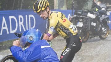 Roglic, tras su ca&iacute;da con una moto.