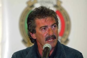 Es de los pocos que han completado un proceso mundialista (2002-2006). Hizo famosa la frase: "Pasamos caminando". En total dirigió al Tri en 71 partidos, donde consiguió 38 triunfos, 16 empates y 17 derrotas para una efectividad del 61.03%.
