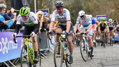 Peter Sagan marcha a rueda de Edvald Boasson Hagen durante el Tour de Flandes.