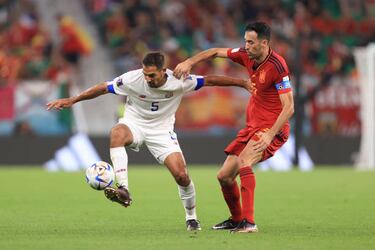 Celso Borges de Costa Rica y Sergio Busquets de España durante el partido del  Mundial de Qatar 2022 entre España y Costa Rica en el Estadio Al Thumama.
