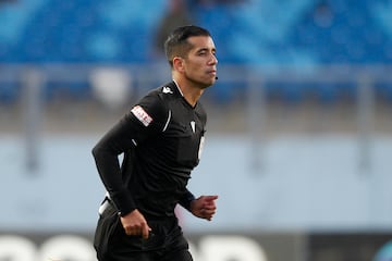 Nicolás Gamboa dirigiendo Audax Italiano vs Colo Colo por el torneo local.