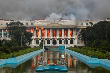 Los manifestantes incendian el Singha Durbar, el principal edificio administrativo del gobierno nepalí, en Katmandú, el 9 de septiembre de 2025, un día después de la represión policial contra las manifestaciones por la prohibición de las redes sociales y la corrupción gubernamental del equipo de gobierno del primer ministro K.P. Sharma Oli en la que murieron al menos 72 personas y hubo más de 2.000 heridos. El primer ministro acabó dimitiendo. 