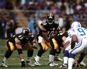 Kordell Stewart, mariscal de campo de los Steelers, espera la siguiente jugada ofensiva.