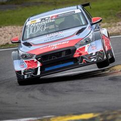 Thierry Neuville logra un triunfo en su debut en circuitos