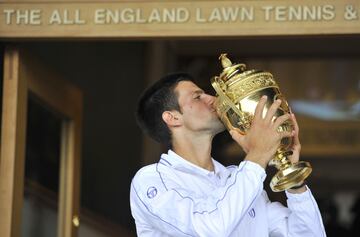 Novak Djokovic alzó su primer trofeo de Wimbledon en 2011.