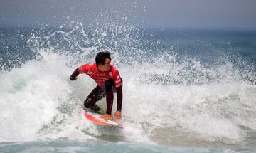 El mexicano Jhony Corzo se proclamó campeón del mundo de surf tras la final que le enfrentó al francés Joan Duru en Biarritz, en la costa suroeste francesa. En la final del Mundial-2017, Corzo se impuso con una puntuación de 14,50 por los 13,90 puntos del francés.
"Es un sueño que se convierte en realidad. Estoy muy orgulloso por esta medalla de oro para México", declaró el nativo de Puerto Escondido, que sucede en el palmarés al argentino Leandro Usuna, coronado en 2016.
(Información de AFP)