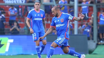 Futbol, Union Española vs Universidad de Chile.
Partido amistoso 2024.
El jugador de  Universidad de Chile Marcelo Diaz juega el balon contra Union Española  durante el partido amistoso disputado en el estadio Santa Laura.
Santiago, Chile.
20/01/2024
Marcelo Hernandez/Photosport

Football, Union Espanola vs Universidad de Chile.
Friendly match 2024.
Universidad de Chile’s player Marcelo Diaz play the ball against Union Espanola during the friendly match at the Santa Laura stadium. 
Santiago, Chile.
20/02/2024
Marcelo Hernandez/Photosport