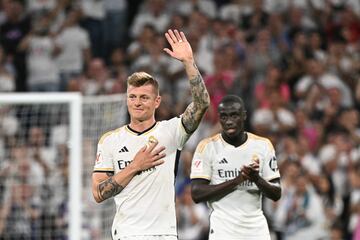 El homenaje en el minuto 86. Ancelotti retira a Toni Kroos del campo y el Bernabéu, en pie, rinde honores al jugador alemán.