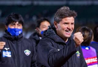 Ricardo Rodríguez e Iniesta, premiados en la liga japonesa