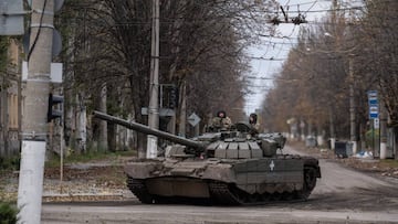 BAKHMUT, UKRAINE - OCTOBER 21: A Ukrainian tank moves near the front line on October 21, 2022 in Bakhmut, Donetsk oblast, Ukraine. Ukrainian president Volodymyr Zelensky has accused Russia of preparing to blow up the Kakhovka dam on the Dnieper River which could lead to a "large-scale disaster" including the flooding of around 80 settlements and the regional capital Kherson. (Photo by Carl Court/Getty Images)