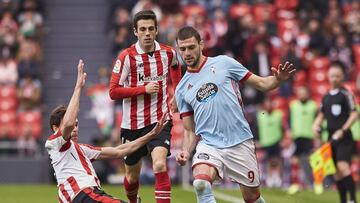 Lucas Boyé intenta avanzar con el balón pese a la entrada de Ander Iturraspe y ante la mirada de Markel Susaeta.