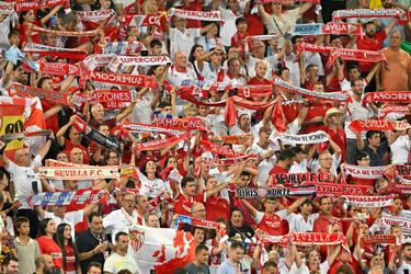 Aficionados del Sevilla en el Georgios Karaiskakis Stadium.
