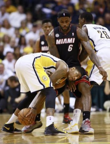 Paul George y LeBron James.