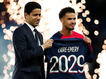 Soccer Football - Ligue 1 - Paris St Germain v Le Havre - Parc des Princes, Paris, France - April 27, 2024 Paris Saint-Germain's Warren Zaire-Emery poses on the pitch before the match after signing a new contract with president Nasser Al-Khelaifi REUTERS/Gonzalo Fuentes