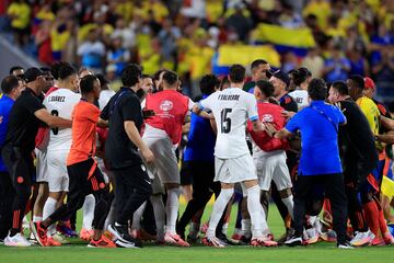 Al final del encuentro entre la selección uruguaya y la selección colombiano se produjeron unos hechos inadmisibles. Jugadores uruguayos se pelearon con aficionados colombianos que se situaban en la grada. Se prevén sanciones ejemplares por parte de Conmebol e incluso involucrando a la FIFA.