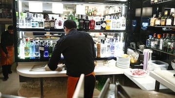 trabajador, trabajando, camarero, bar, autónomo, consumo, alcohol, cafetería, precios, IPC, empleo, paro, parados, hostelería
EUROPA PRESS
(Foto de ARCHIVO)
16/06/2015