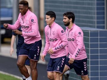 As&iacute; fue la pr&aacute;ctica de este viernes del Everton. James Rodr&iacute;guez y Yerry Mina fueron protagonistas. El equipo ingl&eacute;s se prepara para el debut