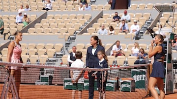 Ukraine's Marta Kostyuk (R) and Belarus' Aryna Sabalenka (L) attend the toss prior to their women's singles match on day one of the Roland-Garros Open tennis tournament at the Court Philippe-Chatrier in Paris on May 28, 2022. (Photo by Thomas SAMSON / AFP)