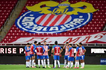 Chivas se presentó en su casa, sin público, sólo de fondo un enorme escudo del rebaño.