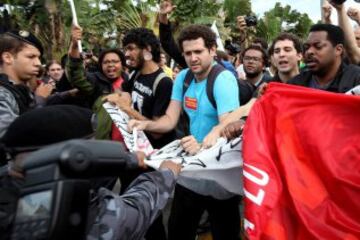 La policía intenta arrebatar los carteles de maestros de Río de Janeiro que participan en una protesta, a las puertas del hotel donde se hospeda el equipo de Scolari y retrasaron más de 30 minutos la salida del autobús hacia de Teresópolis, donde está el lugar de concentración. Los manifestantes pegaron carteles en el autobús de la selección de Brasil en contra del Mundial e increparon a algunos jugadores.