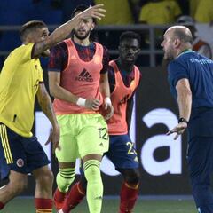 Gustavo Cuéllar expresa su molestia con el árbitro y el VAR