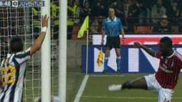 El árbitro no da un gol del Milán que entró en la portería